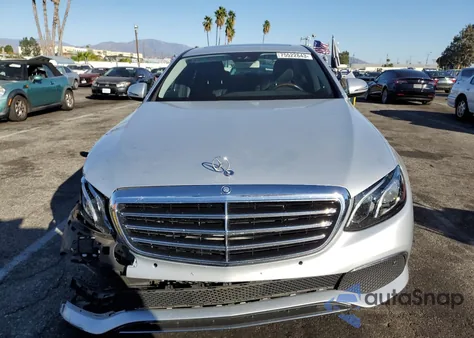 2017 Mercedes-Benz E 300 z USA, uszkodzony, nr VIN WDDZF4JB8HA208796